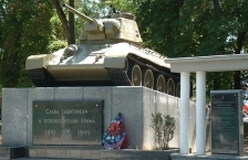 Памятник-танк в память об освобождении Симферополя 13 апреля 1944 г.